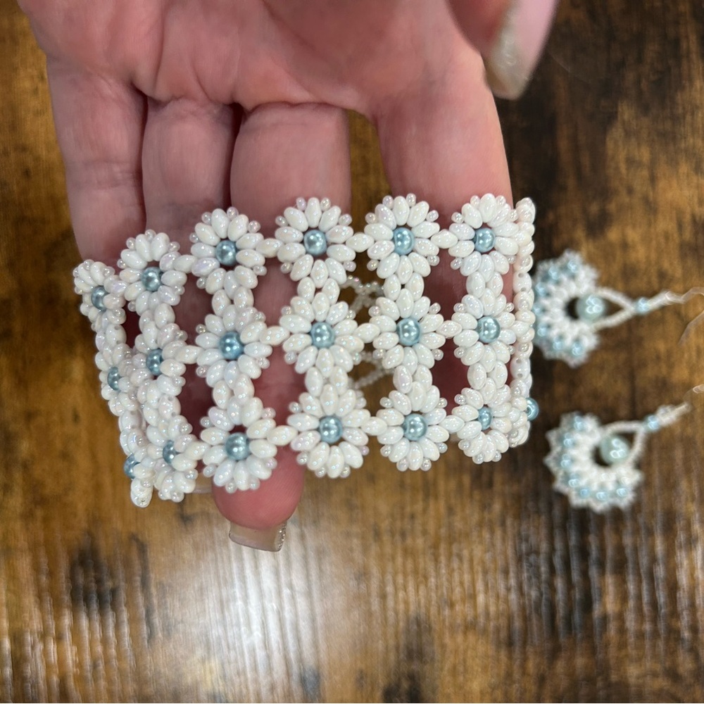 Handmade White Floral Beaded Bracelet ONLY New